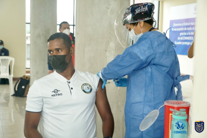 Daniel Vera, entrenador del Guayaquil City femenino, recibiendo la vacuna.