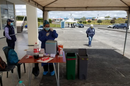 El punto de vacunación exprés opera en el aeródromo de Carchi.
