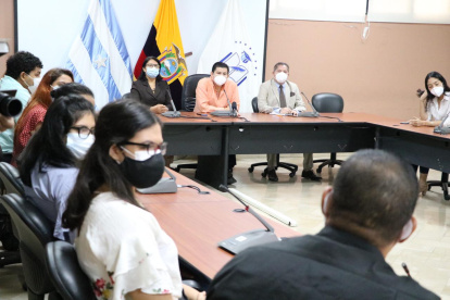 Francisco Morán, rector de la Universidad de Guayaquil, se reunió con dirigentes estudiantiles .