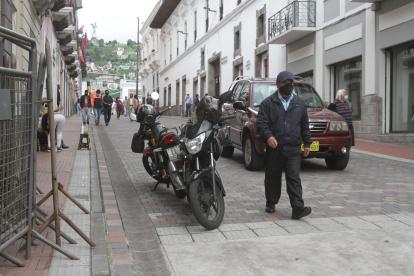 Frente a la falta de espacios, conductores se parquean en las vías, aceras y hasta locales comerciales. Indican que las multas que reciben no deberían ser válidas por la escasez.