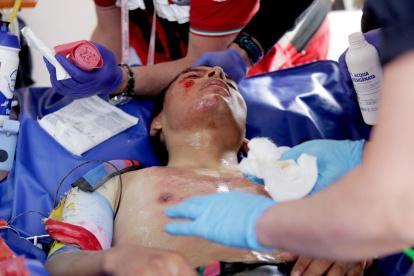 Caicedo, con golpes, raspaduras y cortes en la tibia de la pierna derecha, fue asistido en una ambulancia.