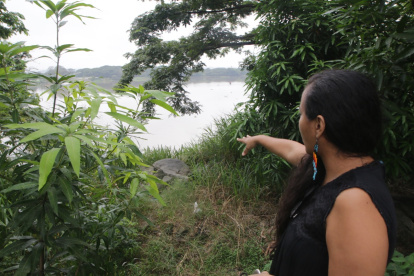 Verónica Cortez señala la maleza y el lugar donde se acumulan desechos.