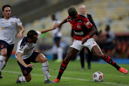 Bruno Henrique (derecha) del Flamengo disputa la pelota con Lucas Villarruel de Liga de Quito, en el duelo jugado en el Maracaná