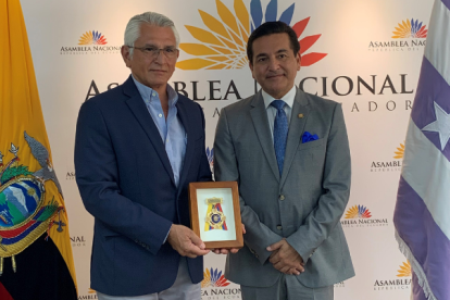 De izquierda a derecha: Danny Vélez, gerente general de BioMar y el a asambleísta Vicente Almeida Jalil.