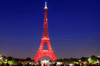 La torre iluminada para un evento, antes de su cierre temporal por la pandemia.