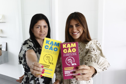 Las hermanas viteri muestran su emprendimiento de chocolates sin azúcar.