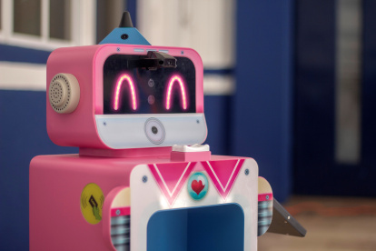 Vista de un robot de inteligencia artificial, el pasado 18 de mayo de 2021, en la ciudad de Querétaro (México). EFE/Sergio Adrián Ángeles