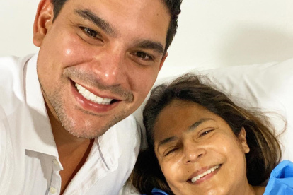 Con su madre Cinthya.