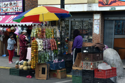 Los moradores indican que los vendedores ambulantes se toman las vías para poner sus puestos.