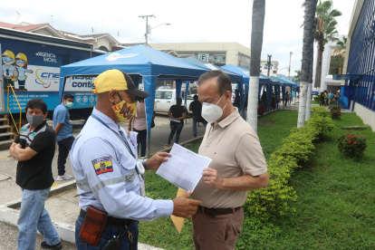 Situación. Ayer, a la sede de CNEL de La Garzota llegaron decenas de usuarios para presentar sus reclamos.