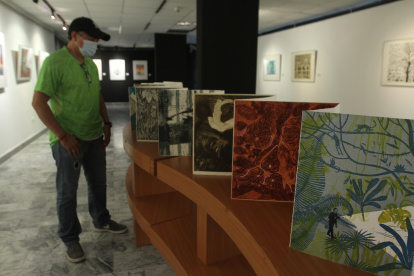 Un libro de artista, que es una especie de acordeón con diversas obras, recibe a los visitantes.