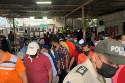 En una gallera ubicada en Nueva Prosperina encontraron a 80 personas que no cumplían con las medidas de bioseguridad.