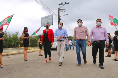 El ministro y autoridades de la zona caminaron por la vía al momento de su entrega a la comunidad.