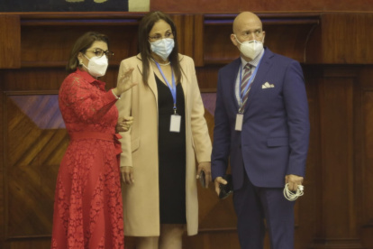 César Monge junto a Pierina Correa (Unes) y Wilma Andrade (ID) en la sesión inaugural de la Asamblea.