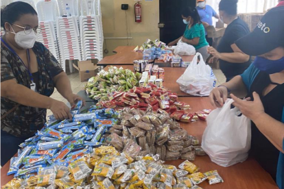 La entrega de la alimentación escolar se realiza con la ayuda voluntaria de los padres de familia.