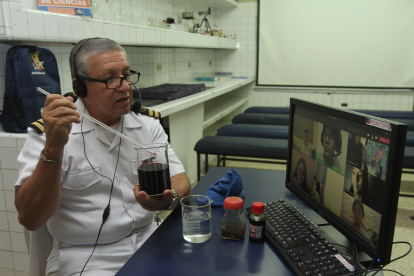 Gustavo Jaramillo, profesor de la Academia Naval Visión, imparte sus clases en un laboratorio del plantel, al que no ha dejado de ir, porque en su casa no tiene internet para afrontar la virtualidad.