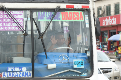 Conductores. Tras dejar al último pasajero, entre las 12:00 y las 12:30, los choferes desde el interior de las unidades decían que no hay servicio y que así laborarán hasta llegar a acuerdos.