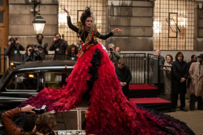 Color y moda son algunos de los grandes atractivos de esta cinta en la que la villana encanta por su estilo.