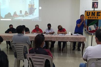 Los maestros realizaron una asamblea en el local de la UNE, en Carchi y San Martín.
