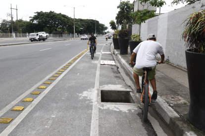 CICLOVIA EN LAS CALLES 10 DE AGOSTO QUE LA GENTE SE PARQUEA Y DICHO CARRIL ES USADO TAMBIEN POR MOTOS Y EN LA AVENIDA BARCELONA SE OBSERVA QUE FALTA CONCLUIR LOS TRABAJOS EN LA CICLOVIA/JIMMY NEGRETE/GUAYAQUIL-ECUADOR