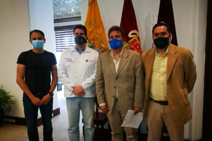 Palacios (c) junto a Manuel Bravo, presidente de la Federación Ecuatoriana de Atletismo (i) y  Augusto Morán Nuques, titular del COE (segundo desde la deracha).