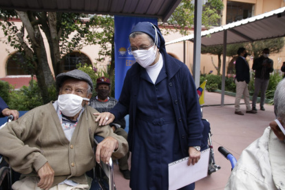 Vacunas. Sor Cecilia Vargas, directora del centro gerontológico en el que se inocularon adultos mayores.
