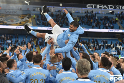 Sergio Agüero voló en los brazos de sus compañeros luego del alzar el título.