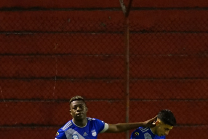 Alejandro Cabeza (i) y Joao Rojas fueron dos figuras en el duelo ante Mushuc Runa.