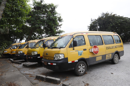 Más de una decena de buses escolares están guardados en los patios de la Academia Naval Almirante Illingworth, donde prestaban servicio.