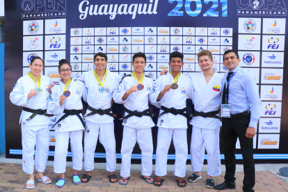 Estefanía García (i), medallista de oro en los 63 kilogramos del Panamericano Absoluto, junto con varios de los seleccionados que también subieron al podio del torneo.