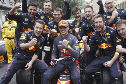 El piloto de Red Bull celebró en el podio y con su equipo la victoria. Suma ya 2: Imola (Italia) y ahora Mónaco.