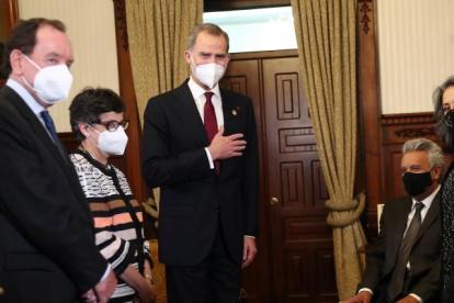 El rey Felipe VI durante su reunión con el presidente saliente Lenín Moreno.