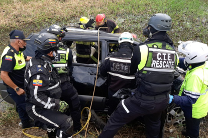 Agentes de la CTE auxilian a los pasajeros de un carro que se accidentó en la vía Durán - Yaguachi.