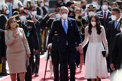 El saliente presidente de Ecuador, Lenin Moreno, acompañado de su familia, llega para la ceremonia de transmisión de mando a Guillermo Lasso hoy.