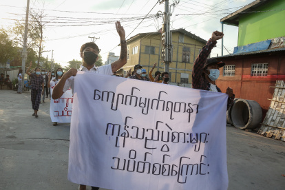 Protestas en Mandalay contra el golpe de Estado en Birmania.