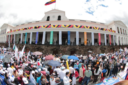 Concentración. Cientos de simpatizantes de Guillermo Lasso se concentraron en la Plaza Grande para recibir al nuevo presidente.