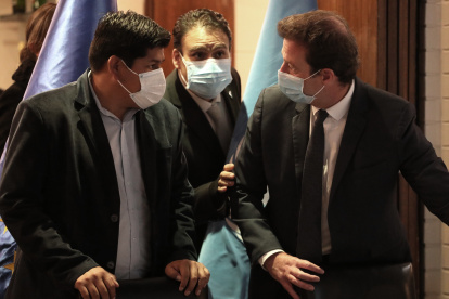 El viceministro de Defensa Social, Jaime Mamani (i), junto al representante de la Oficina de Naciones Unidas Contra la Droga y el Delito (UNODC), Thierry Rostan (d).