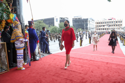 Diana Atamaint, la actual Presidenta del Consejo Nacional Electoral del Ecuador (CNE), prefirió un vestido casual rojo.