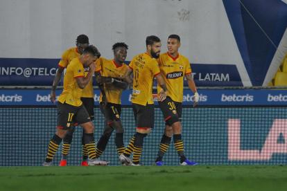 Michael Carcelén (i) es felicitado por Adonis Preciado tras marcar el primer gol ante Olmedo. Ambos, junto a Sergio López (17) y Gonzalo Mastriani (9) entraron como titulares en la reciente fecha de la LigaPro.