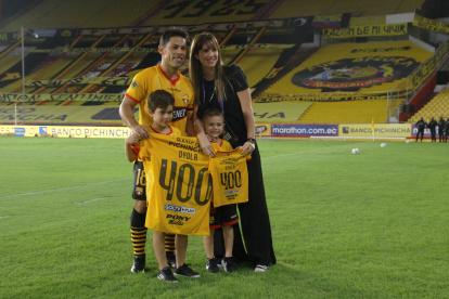 Matías Oyola,volante de Barcelona, junto a su familia durante el homenaje por sus 400 partidos con el Ídolo