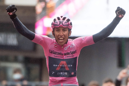 Favorito. El ciclista colombiano ganó la etapa de ayer vestido de rosa.