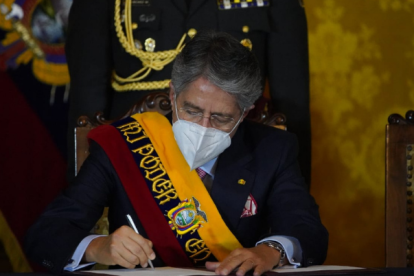 Guillermo Lasso firma los decretos de sus ministros.
