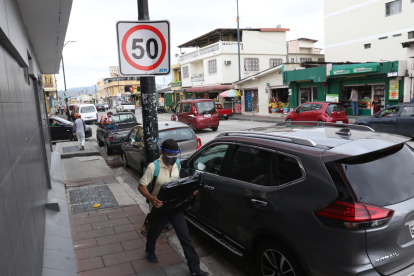 José María Egas. En esta avenida se circula a 50 kilómetros por hora. Sin embargo, los vehículos no cumplen, se desplazan a más velocidad. Y en el lugar, no hay tampoco espacio para caminar.