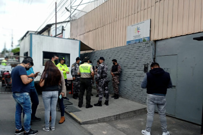 Investigación. A la cárcel 4, en el norte de Quito, llegaron agentes de Criminalística de la Policía y dos fiscales.
