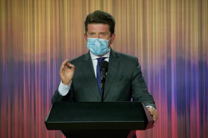 Fotografía cedida por la presidencia de Colombia del ministro de Defensa Diego Molano durante su declaración frente al posible atentado que planeaba el Ejército de Liberación Nacional (ELN) en el país, este lunes en Bogotá (Colombia). "Hoy el Gobierno colombiano recibió del embajador de Cuba en Colombia, José Luis Ponce, una comunicación de un supuesto atentado terrorista que estaba siendo planeado (...) por parte del grupo ELN, del Frente Oriental".