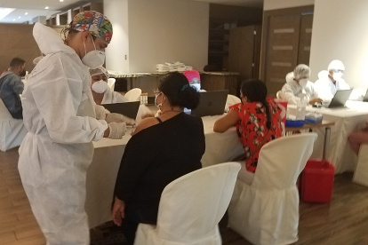 Ciudadanos recibiendo la primera dosis de una vacuna el mes pasado en la UEES. A muchos de ellos les tocaba la segunda dosis en esta semana.