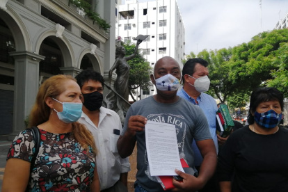 Algunos de  los representantes del colectivo este 25 de mayo, en la Alcaldía.