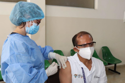 Uno de los servidores del Ministerio de Ambiente recibiendo su primera dosis contra la Covid-19.