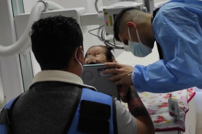 Amberly, en una revisión médica que sus padres compartieron en redes.