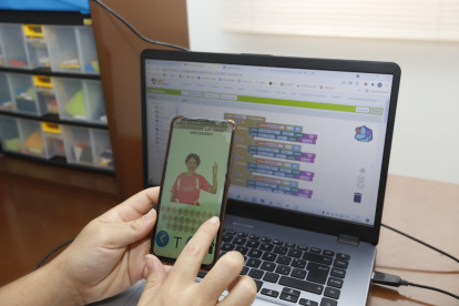 Pantalla principal de la aplicación de Lenguaje de Señas desarrollada por cinco niños.